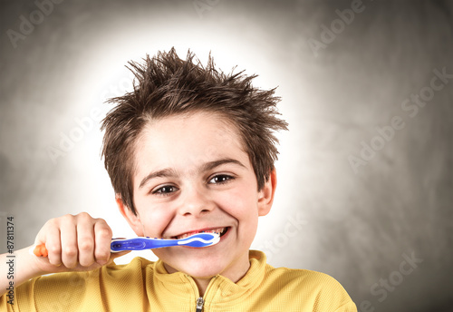 ragazzino che si lava i denti photo