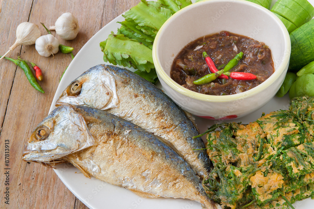 Fried mackerel with shrimp paste sauce and various vegetables  (Nam Prik Ka Pi), Thai Food - obrazy, fototapety, plakaty 
