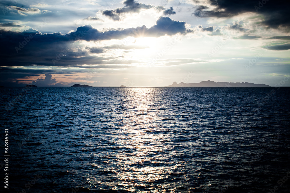 Obraz premium Panoramic dramatic sunset sky and tropical sea at dusk