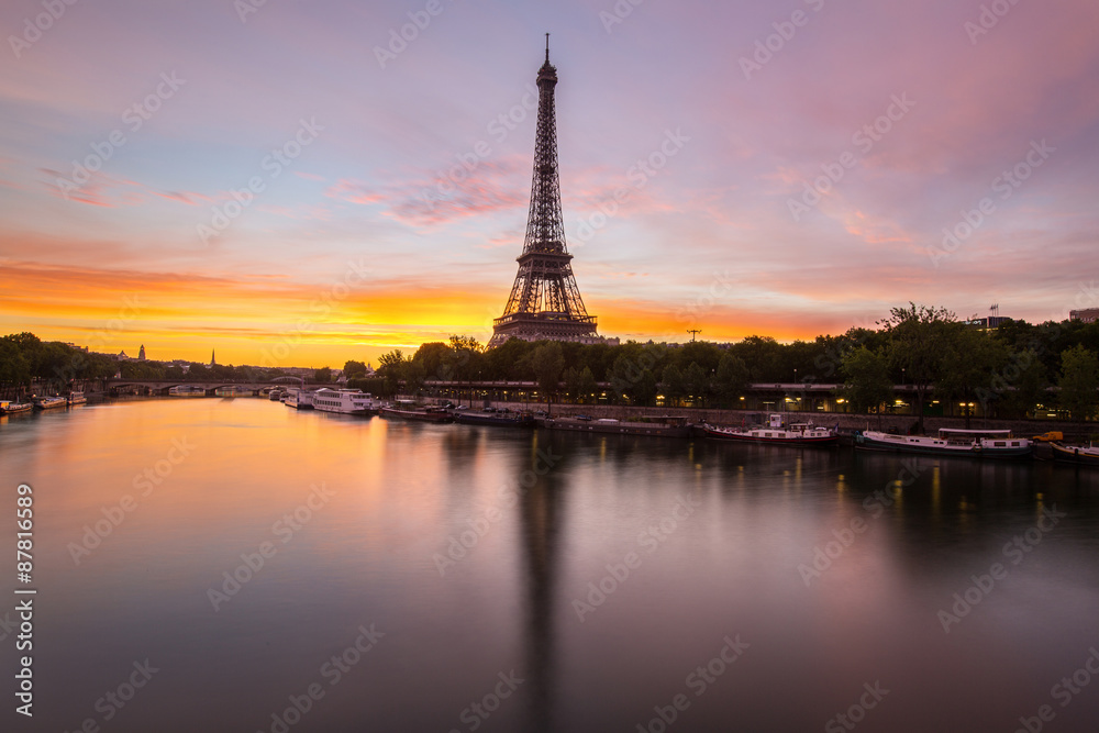 le jour se lève sur Paris