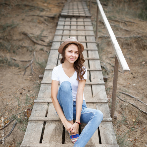 Young girl on the beach forest letom.Naturalnaya beauty and fash photo