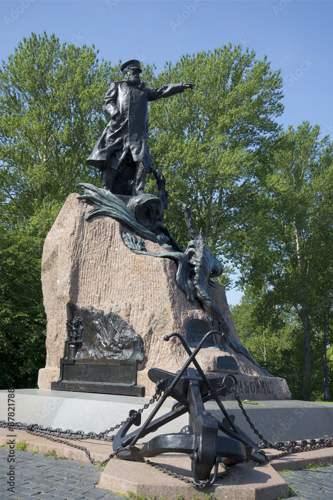 Памятник адмиралу С.О. Макарову летним днем. Кронштадт