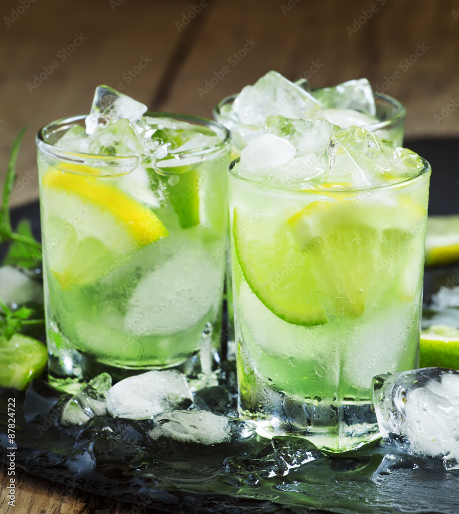 Lemon-lime green drink with crushed ice on a dark background, se Lemon-lime green drink with crushed ice on a dark background, se