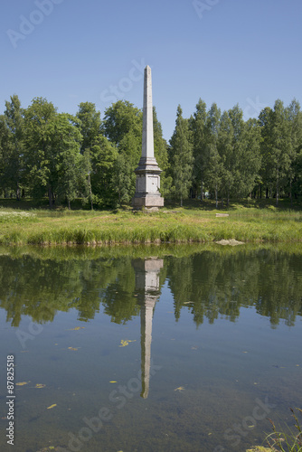 Вид на Чесменский обелиск летним днем в Гатчинском дворцовом парке Ленинградской области © sikaraha