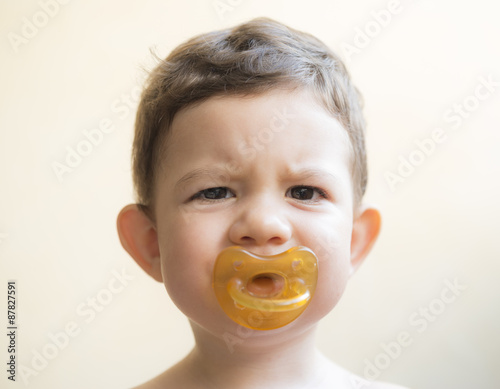 Niño con chupete