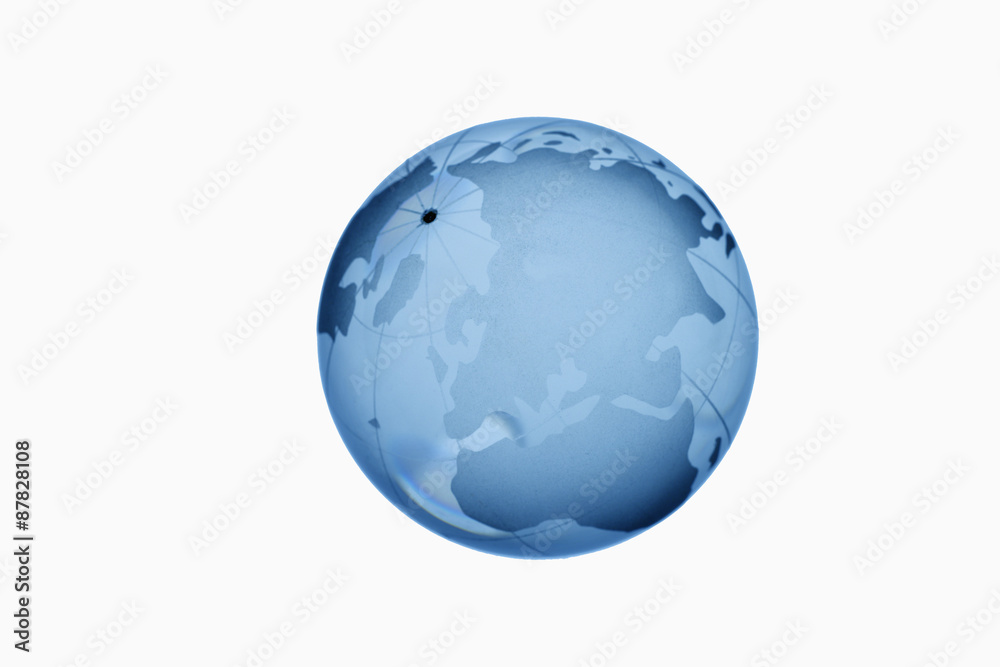 Blaue Glaskugel vor weißem Hintergrund, close up