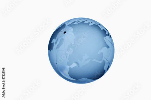Blaue Glaskugel vor wei  em Hintergrund  close up