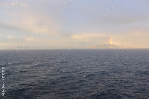 Mitternachtssonne und Regenbogen über den Lofoten 