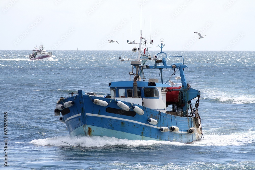 Obraz premium chalutier navigant en mer,