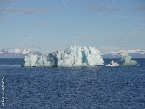 Iceberg au milieu de l'eau