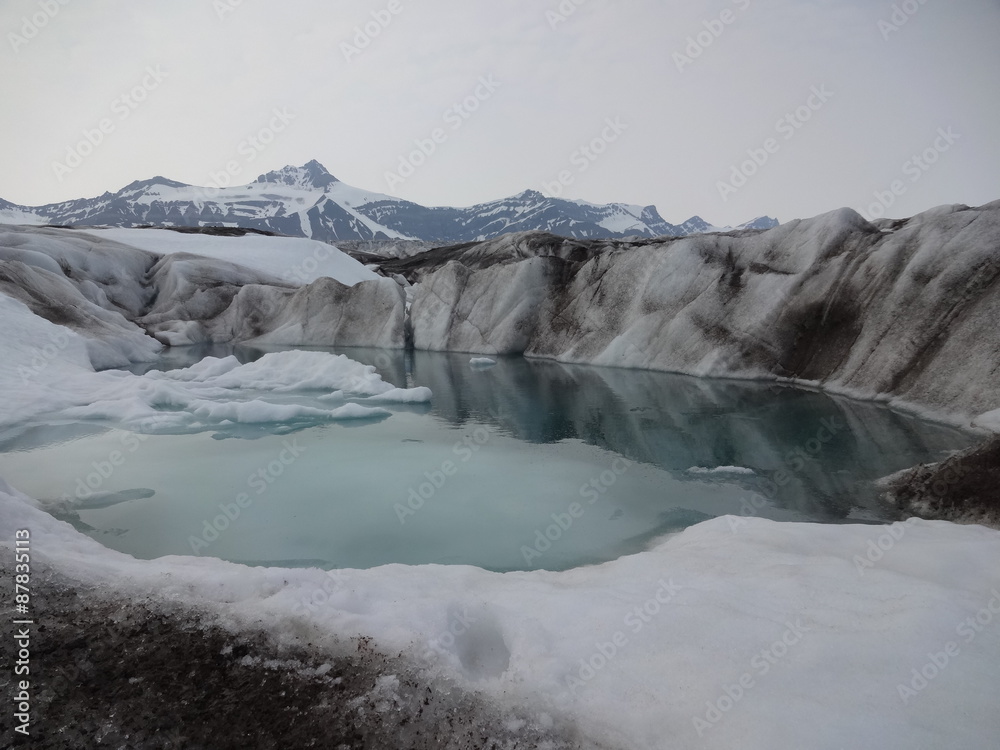 Lac bleu sur glacier en terre polaire