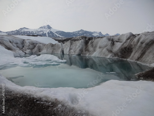 Lac bleu sur glacier en terre polaire