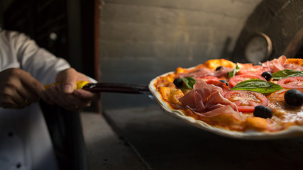 Fototapete Pizzeria Pizza mit Parmaschinken und Rucola  © Wichit S