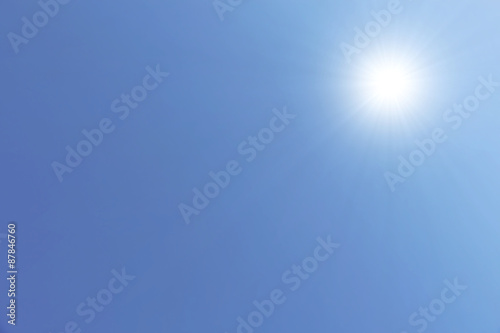 Blauer Himmel und Sonne; Hintergrund, wolkenlos, heiss 40 grad