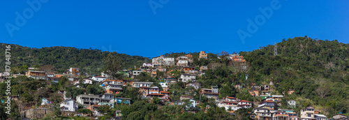 Panorama, moradias e colina © JCLobo