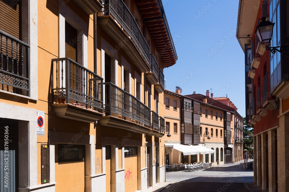 Dwelling houses on old part of Leon