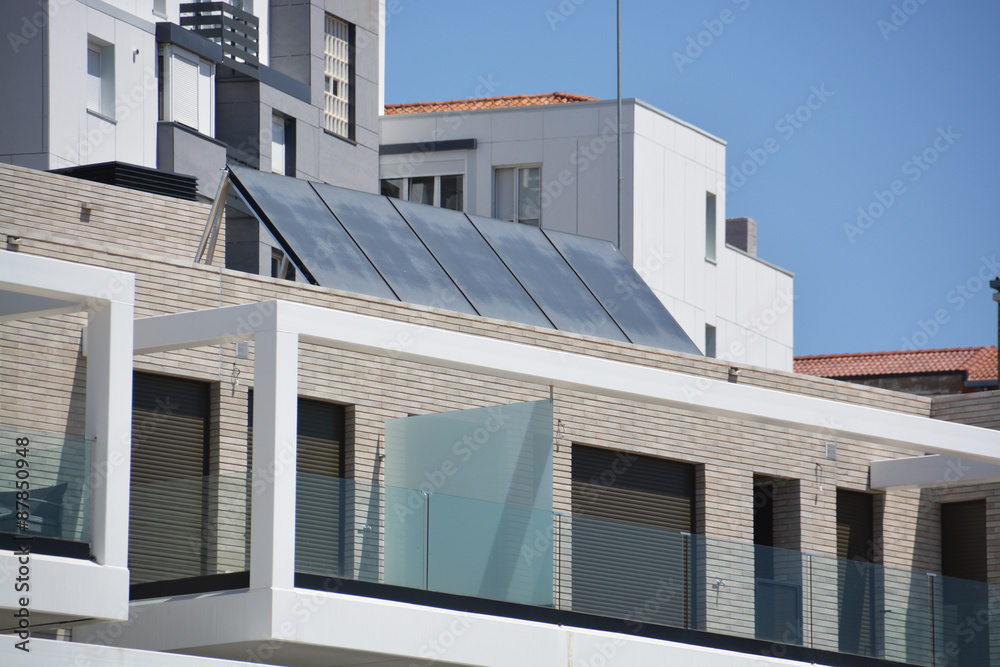 placas solares en el tejado de un edificio