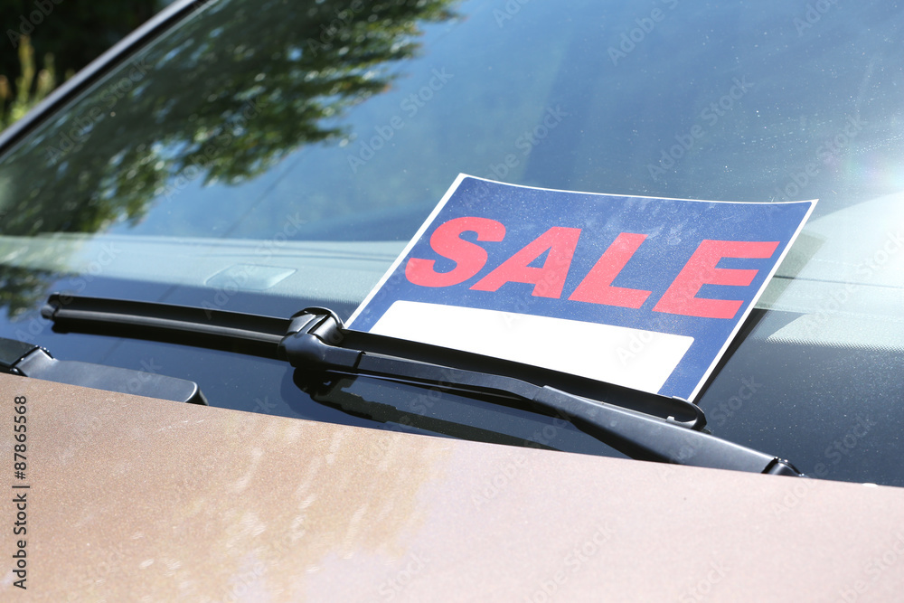 Naklejka premium For sale sign on windshield of car.