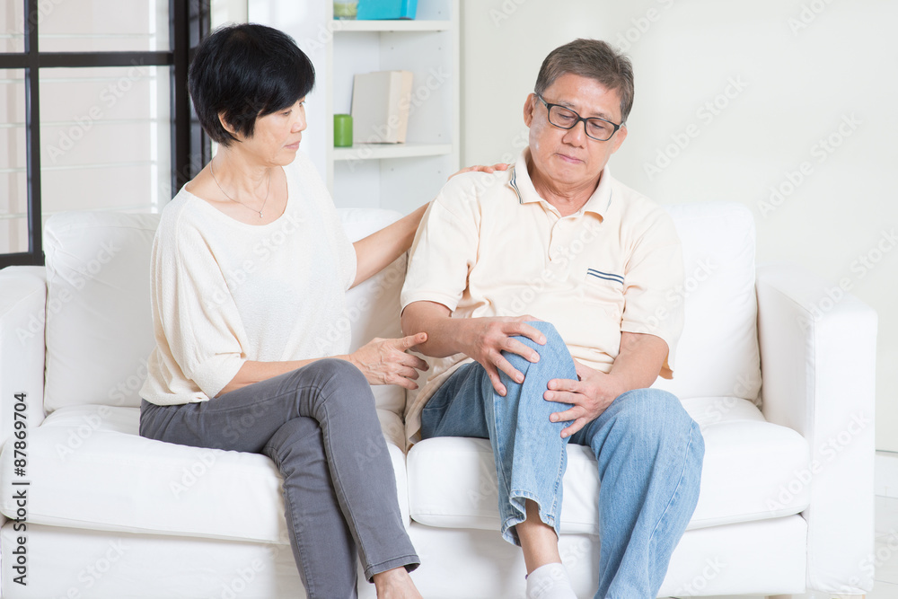 Obraz premium Old man knee pain