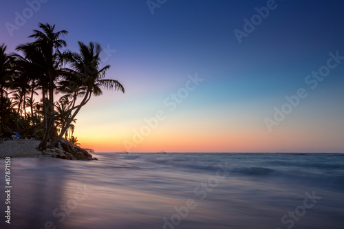 Fototapeta Naklejka Na Ścianę i Meble -  Sunrise on a tropical island