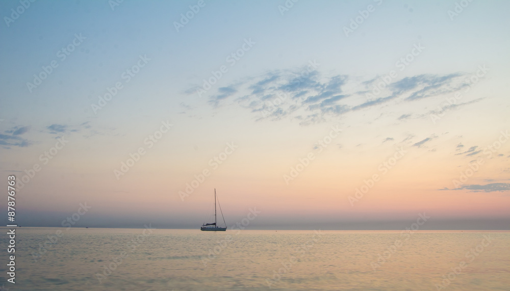 Piccola barca naviga nel mare adriatico