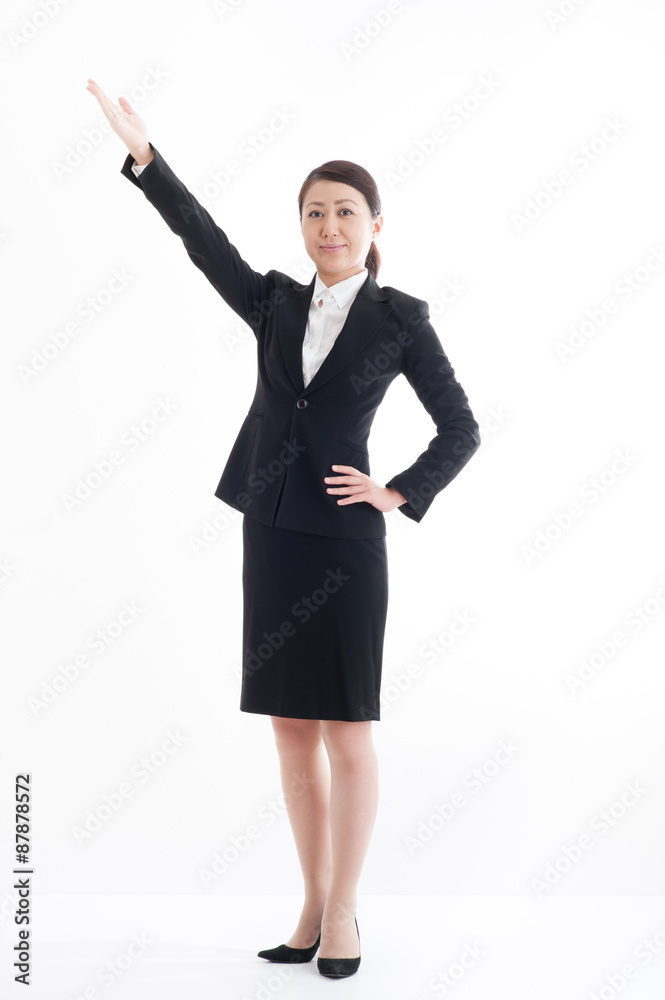 手で案内をしているビジネスウーマン