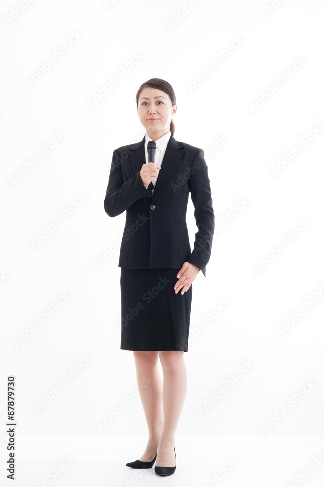 マイクを持っている日本人女性 マイクを持っている日本人女性