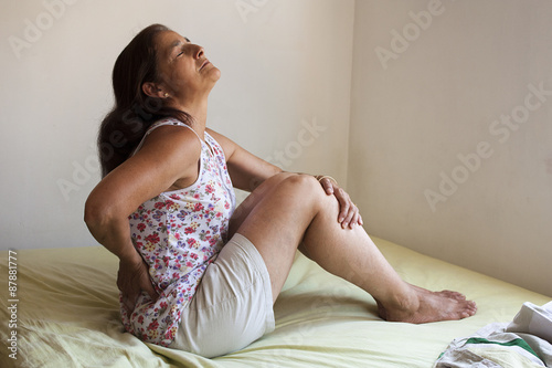 Canvastavla Mujer en cama con dolor de espalda
