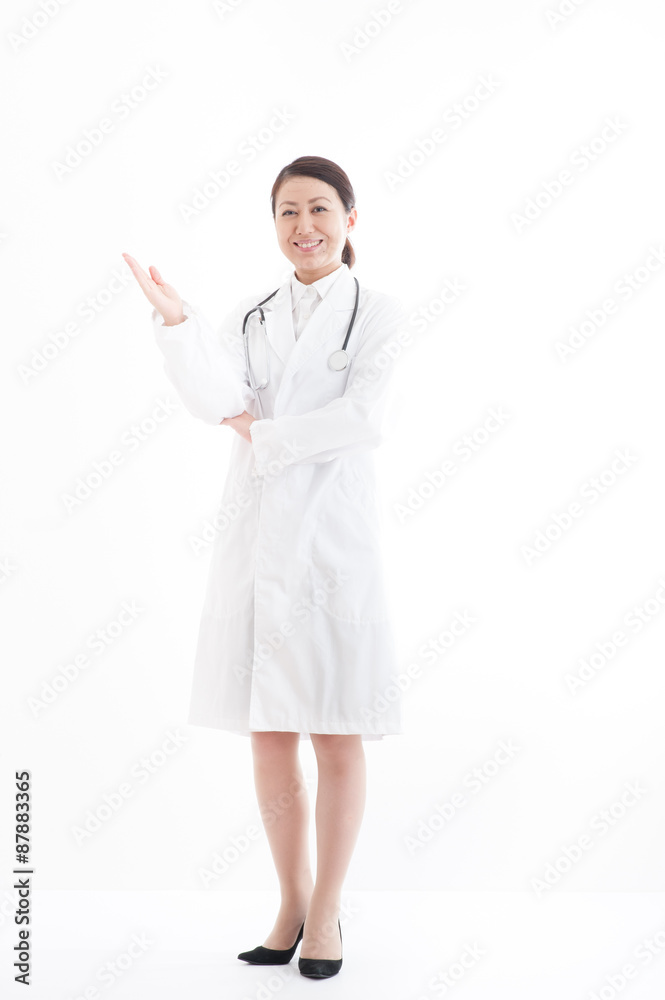 手で案内をしている女医 手で案内をしている女医