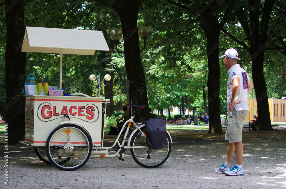 Obraz premium marchand de glaces - vélo triporteur