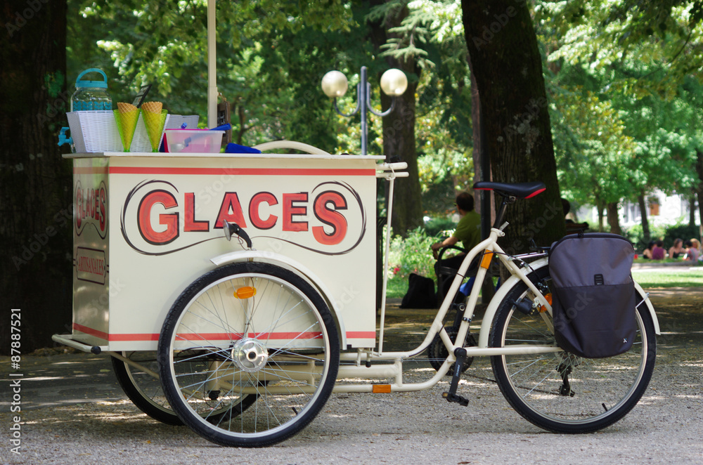 marchand de glaces - vélo triporteur Stock Photo | Adobe Stock