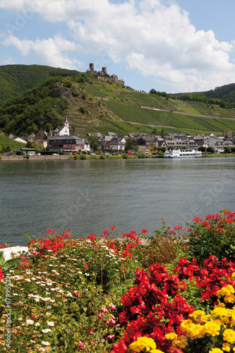 Deutschland, Rheinland-Pfalz, Ansicht der Burg Thurant und Dorf