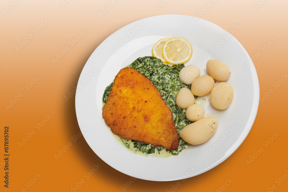 Paniertes Schollenfilet mit Rahmspinat und Salzkartoffeln Stock Photo ... Paniertes Schollenfilet mit Rahmspinat und Salzkartoffeln Stock Photo ...