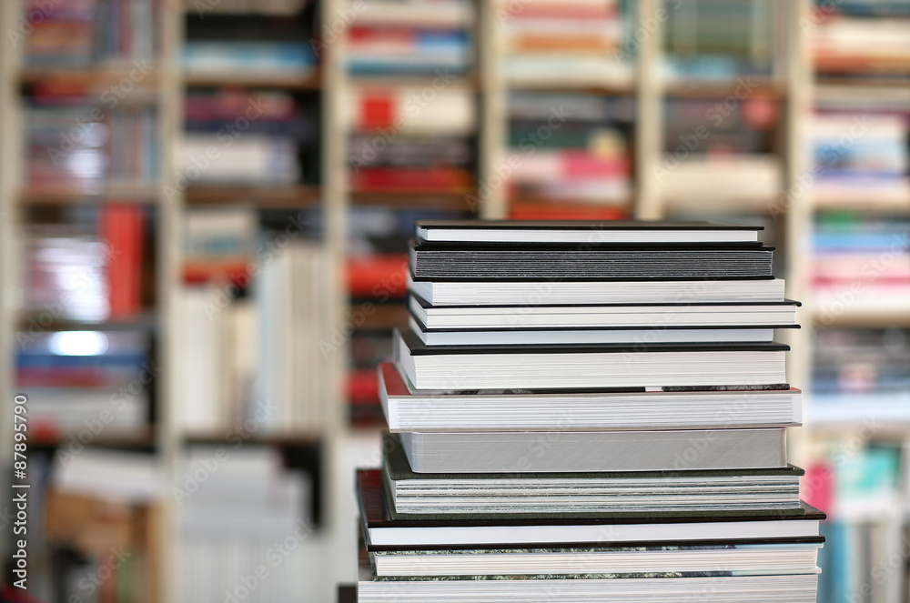 Bildbände vor Bücherregal Bildbände vor Bücherregal