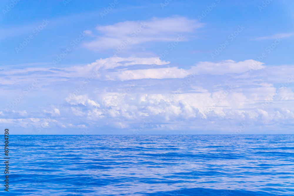 Obraz premium Summer landscape with sea and horizon over water