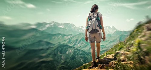 Obraz Widok z tyłu kobiety piesze wycieczki w pasmo górskie