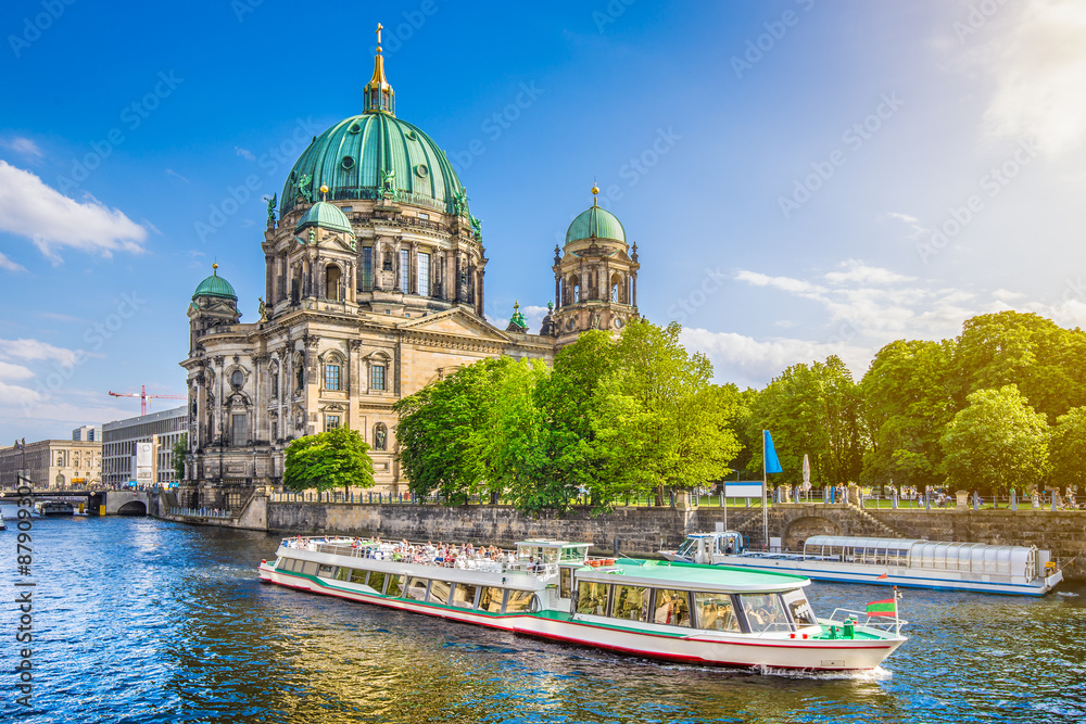 Fototapeta premium Sławna Berlińska katedra przy Museumsinsel z wycieczkową łodzią na bomblowanie rzece przy zmierzchem, Berlin, Niemcy
