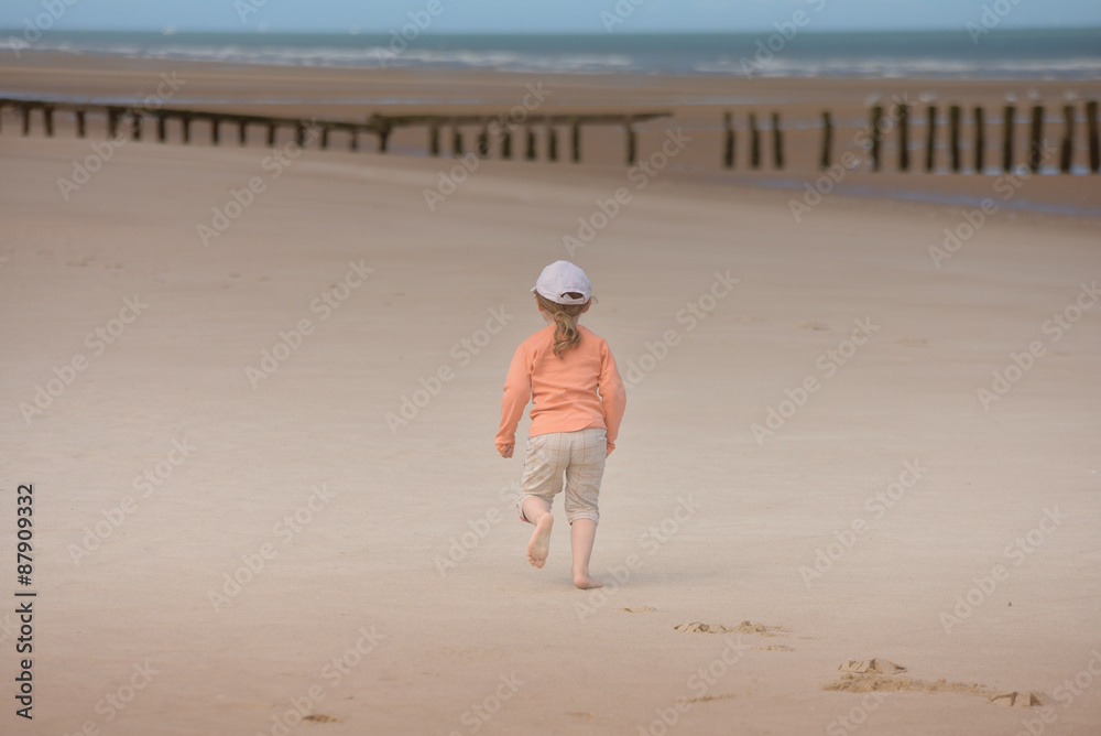enfant courant, sautant sur la plage enfant courant, sautant sur la plage