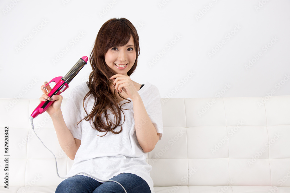コテを当てる女性