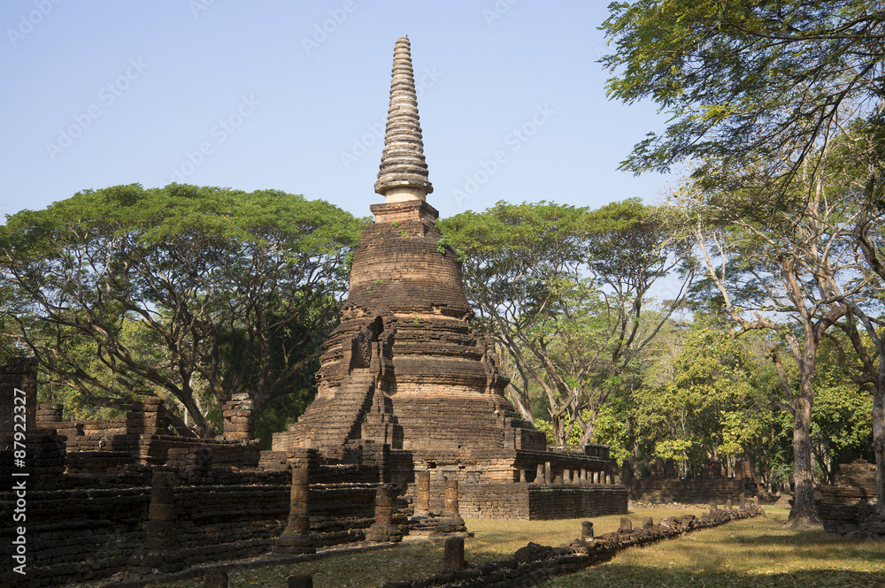 Руины храма Ват Нанг Пхая в историческом парке Си Сатчаналай. Таиланд