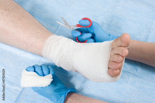 Fotografie, Obraz bandaged leg plaster in operating