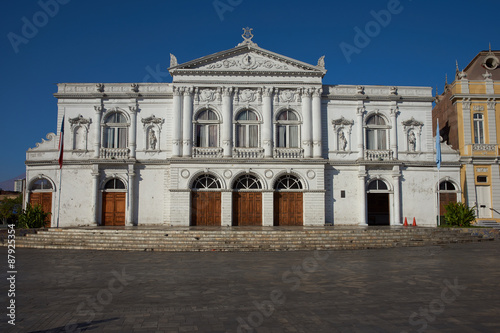 Foto White classical style theatre in Plaza Arturo Prat in the old quarter of Iquique on the Pacific coast of northern Chile