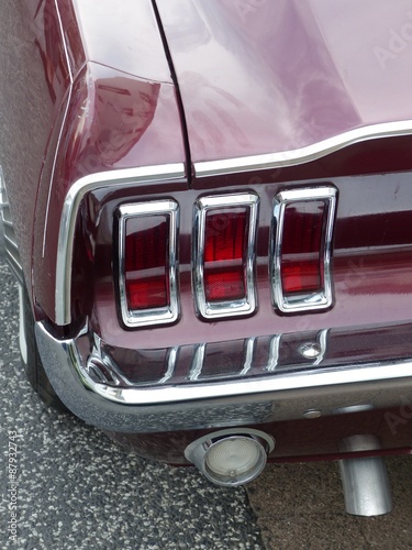 Rücklichter eines amerikanischen Sportwagen Klassiker der Sechzigerjahre auf grauem Asphalt im Sommer beim Oldtimertreffen Golden Oldies in Wettennberg Krofdorf-Gleiberg bei Gießen in Hessen