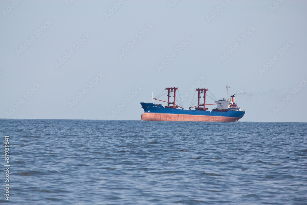 empty dry bulk cargo carrier going for loading