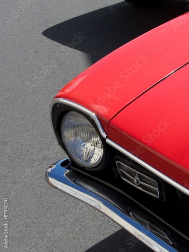 Kotflügel und Motorhaube eines amerikanischen Sportwagen und Coupé der Siebziger Jahre in Rot auf grauem Asphalt bei den Golden Oldies in Wettenberg Krofdorf-Gleiberg bei Gießen in Hessen