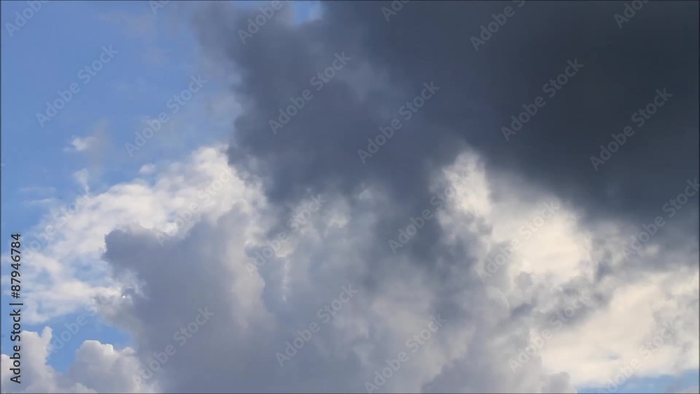 Regenwolken am blauen Himmel, Echtzeit
Regenwolken am blauen Himmel, Echtzeit