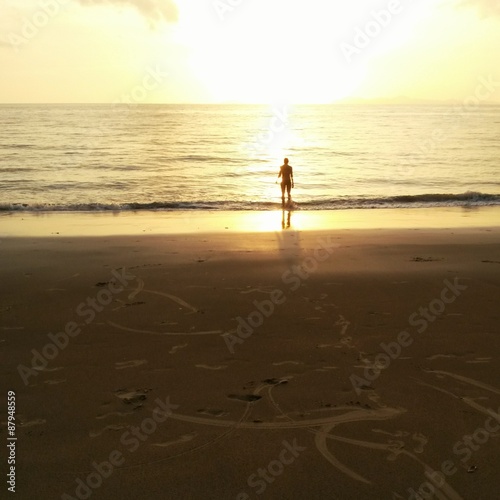 Mann am Strand bei Sonnenuntergang