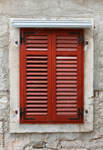 Fensterladen an einem alten Haus in der Stadt Pula in Kroatien