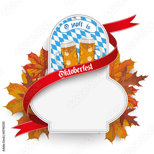Oktoberfest Etikett mit Herbstlaub und Maßkrügen