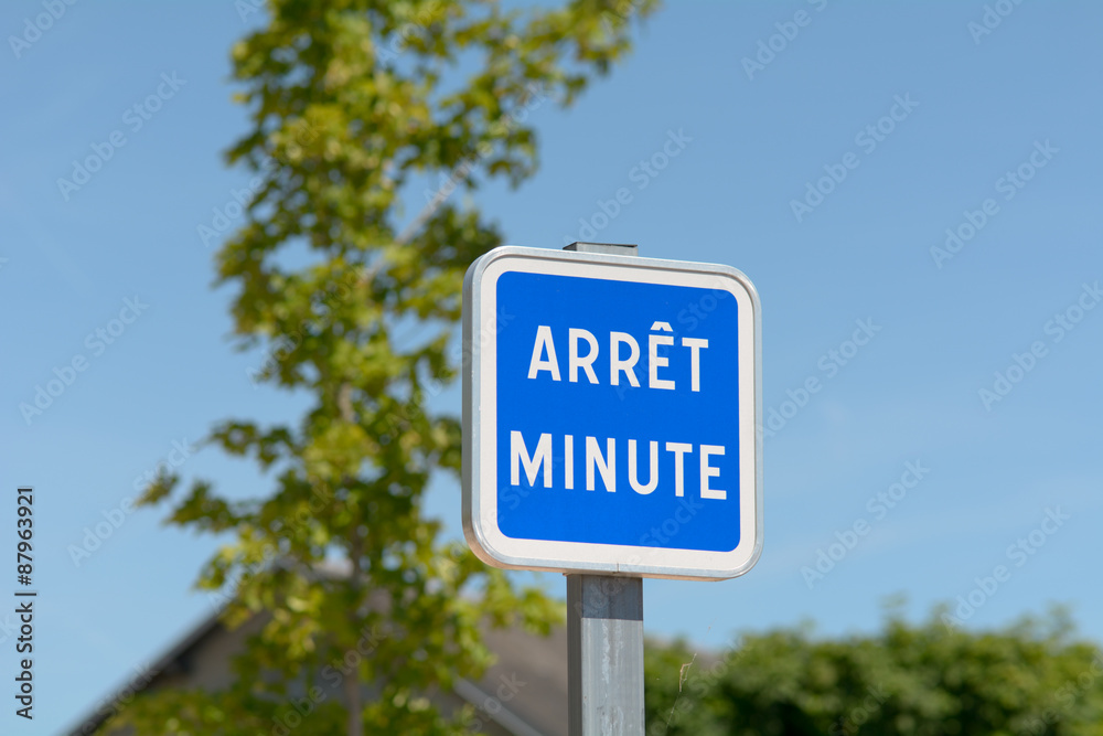 Arrêt Minute sign - One minute stop sign for cars at train stat